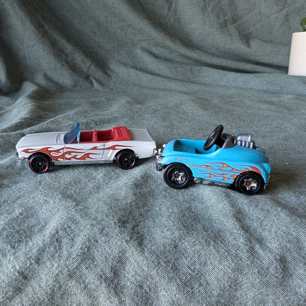 Hot Wheels 65' Mustang Convertible Pedal Driver 50th Anniversary 2pc Flames Toys